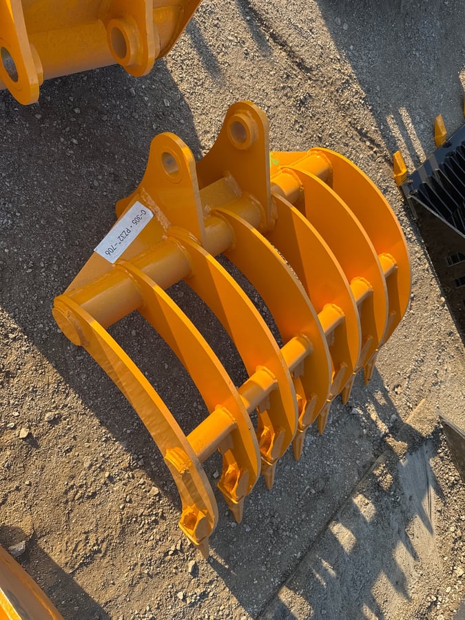 2026 GIYI CAT305 32in Excavator Rake with Teeth (Unused)