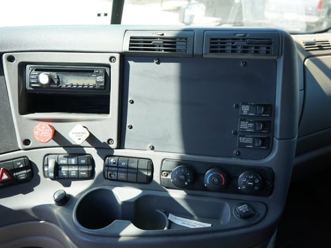 2011 Freightliner Cascadia T/A Sleeper Truck — photo 19