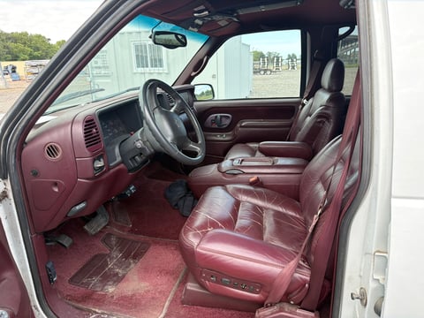 1999 Chevrolet C2500 Suburban — photo 5