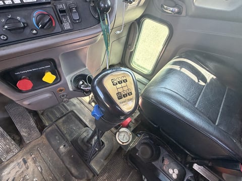 2015 Peterbilt 365 T/A Daycab Truck Tractor — photo 32