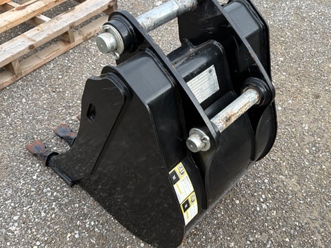 Unused Caterpillar 24in BHL Backhoe Bucket — photo 4