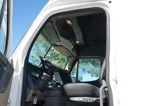 2011 Freightliner Cascadia T/A Sleeper Truck — photo 16