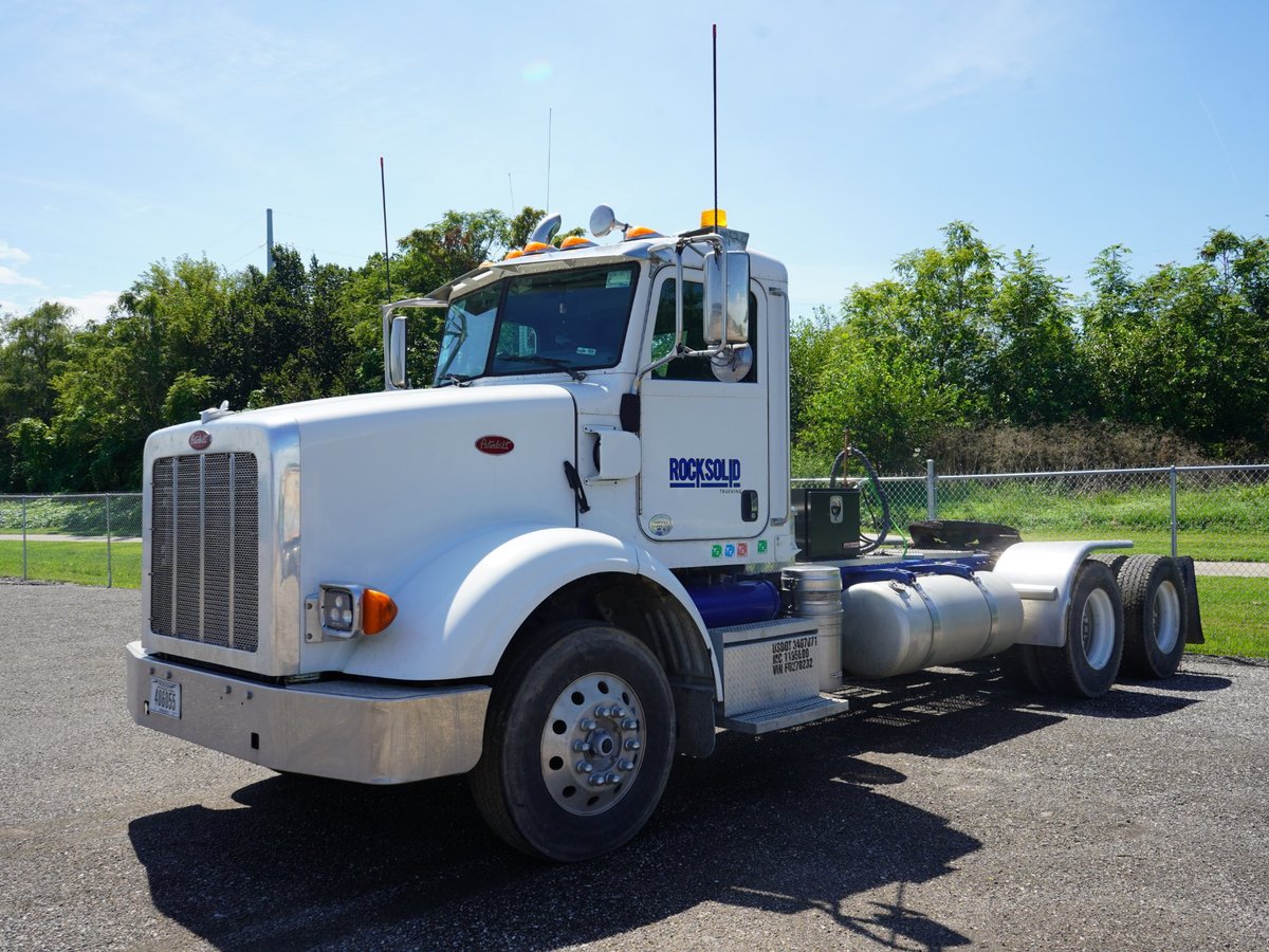 2015 Peterbilt 365 T/A Daycab Truck Tractor