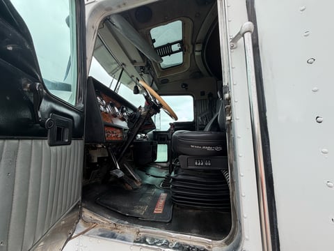 2001 Kenworth T800 T/A Sleeper Truck  — photo 35