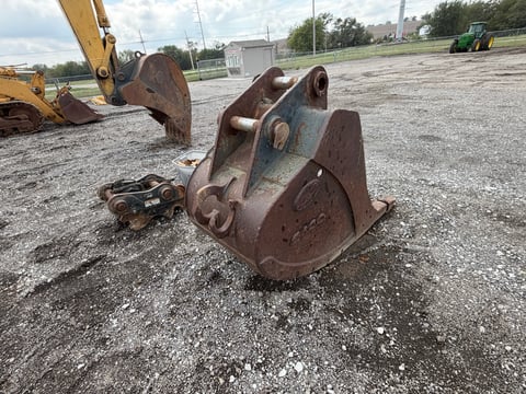 ESCO 33in Excavator Digging Bucket — Fits Komatsu PC220 — photo 4
