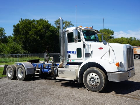 2015 Peterbilt 365 T/A Daycab Truck Tractor — photo 3