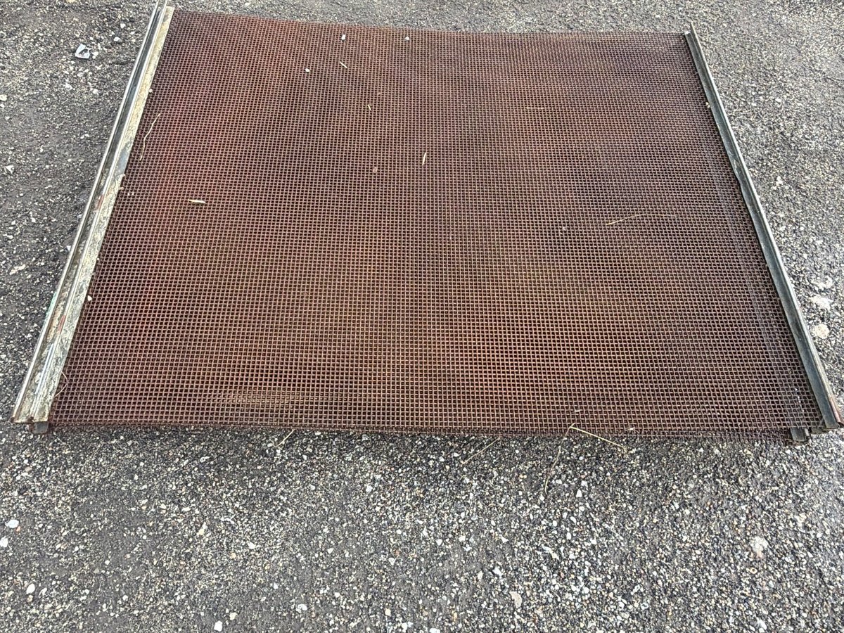 McCloskey R105 Screen