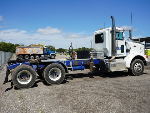 2015 Peterbilt 365 T/A Daycab Truck Tractor — photo 4