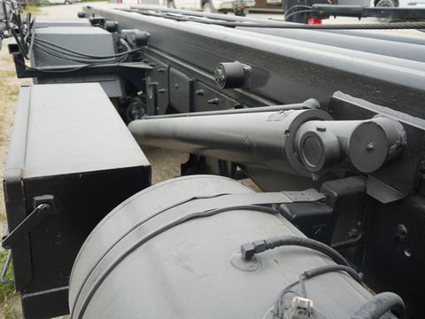 2005 Mack MR688S T/A Hooklift Truck w/ Galbreath U5-Or-174 Roll-Off Hoist — photo 36
