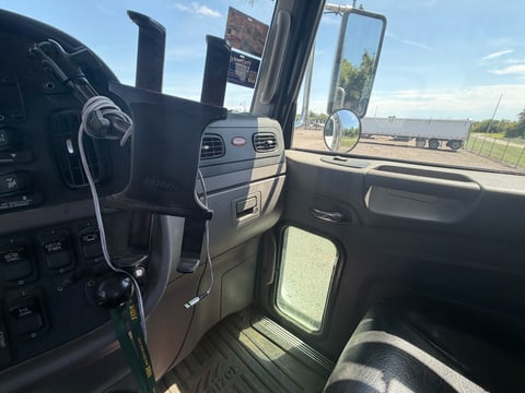 2015 Peterbilt 365 T/A Daycab Truck Tractor — photo 36