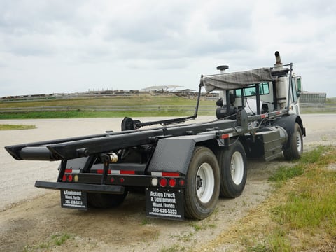 2005 Mack MR688S T/A Hooklift Truck w/ Galbreath U5-Or-174 Roll-Off Hoist — photo 4