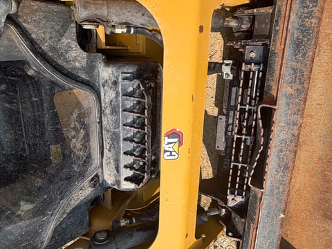  Inoperable Needs New Engine - 2021 Caterpillar 226D3 Skid Steer  — photo 8