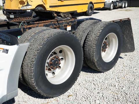 2011 Freightliner Cascadia T/A Sleeper Truck — photo 37