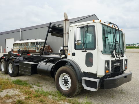 2005 Mack MR688S T/A Hooklift Truck w/ Galbreath U5-Or-174 Roll-Off Hoist — photo 3