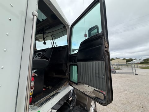 2001 Kenworth T800 T/A Sleeper Truck  — photo 27