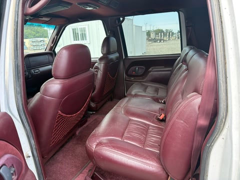 1999 Chevrolet C2500 Suburban — photo 8