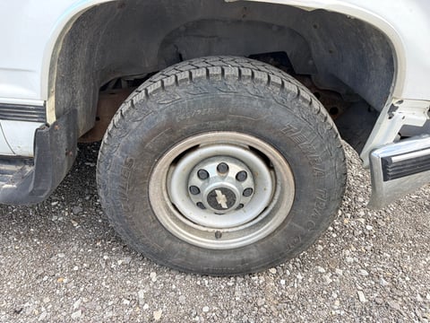 1999 Chevrolet C2500 Suburban — photo 13