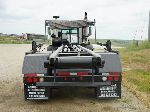 2005 Mack MR688S T/A Hooklift Truck w/ Galbreath U5-Or-174 Roll-Off Hoist — photo 5