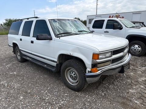1999 Chevrolet C2500 Suburban — photo 2
