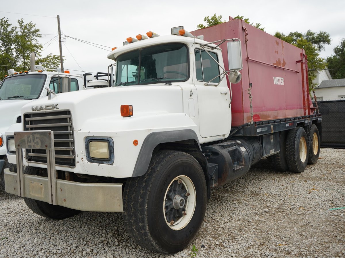 1997 MACK RD690S 4000 Gallon Water Truck