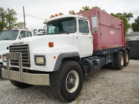 1997 Mack RD690S 4000 Gallon Water Truck — photo 1