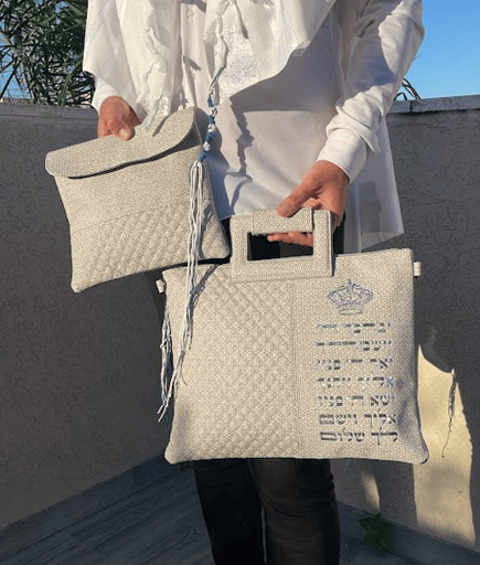 סט כיסויים לטלית ותפילין דמוי עור בצבע אפור אותיות בולטות "יברכך"