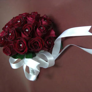 זר ורדים בורדו משובצים