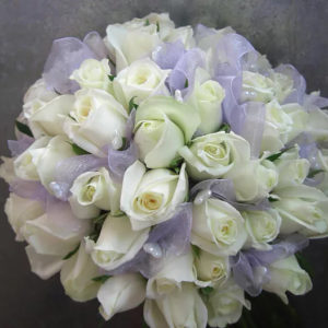 זר ורדים לבן