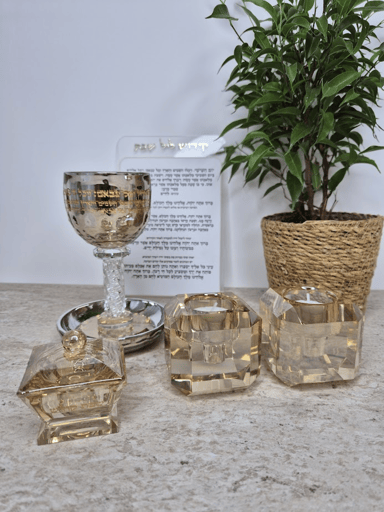 סט מהודר לשבת בגוון זהב גביע קידוש, פמוטים, מלחייה וברכון קידוש