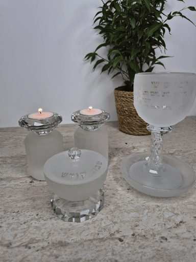 סט מהודר לשבת בגוון חלבי עיצוב אלגנטי ונקי לקידוש והדלקת נרות