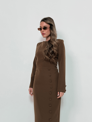 שמלת ערב מחטבת עם שילוב כפתורים