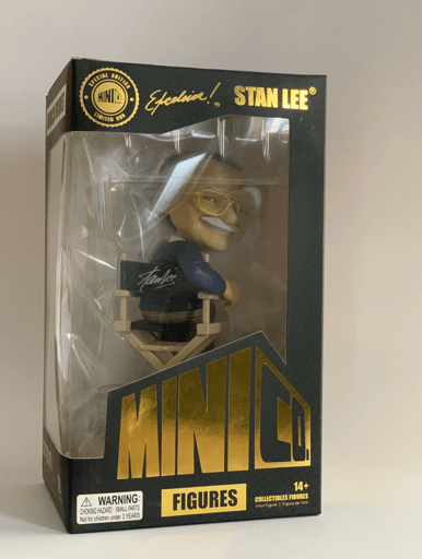 סטן לי על כסא הבמאי