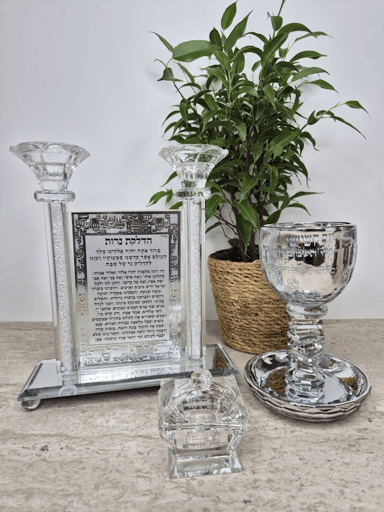 סט מהודר לשבת בגוון כסוף פמוטים, גביע קידוש, מלחייה