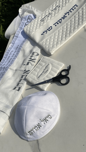 סט חלאקה דמוי עור לבן כולל טלית כיפה מספריים