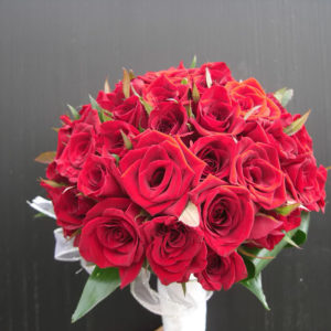 זר ורדים בורדו