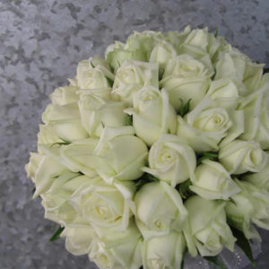 זר כדור ורדים לבן