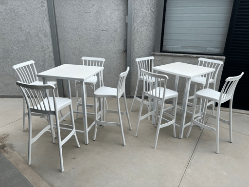 שולחנות וכיסאות בר