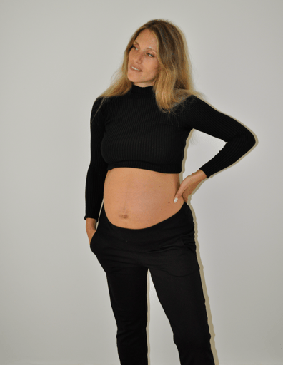 מכנס שחור מבד נמתח בגזרה ישרה