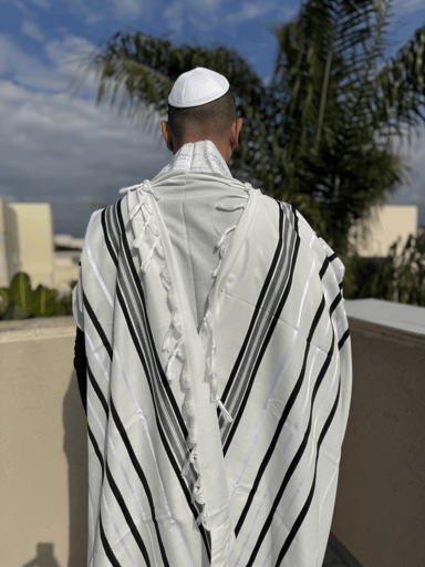 טלית איכותית בד תשבץ פס שחור מבית מלאכת מחשבת