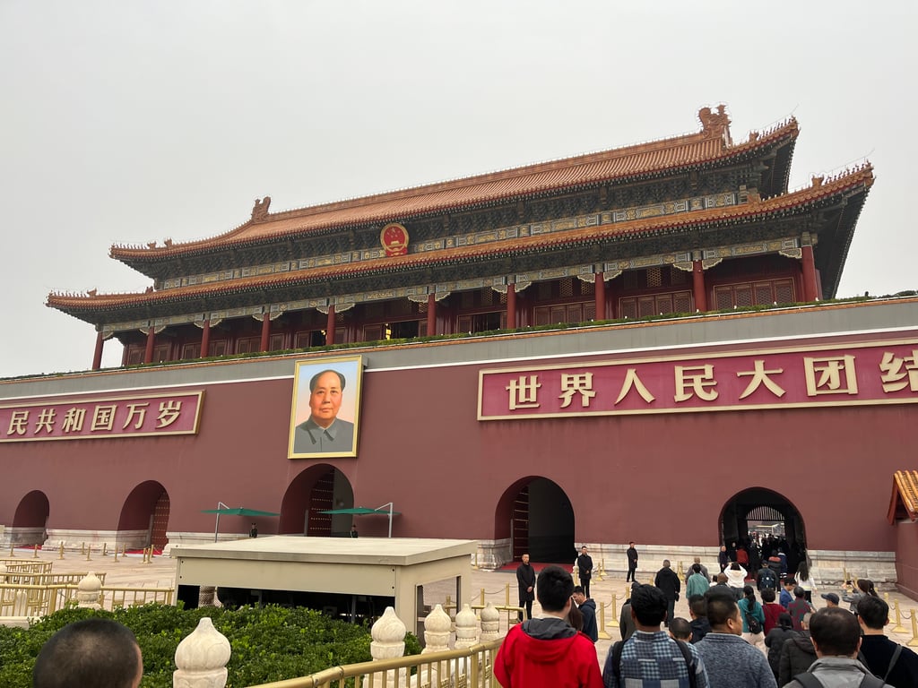 The building outside Tiananmen Square has a massive oil portrait of Mao Zedong – 6 x 4.5 METERS, weighing 1.5 tons!