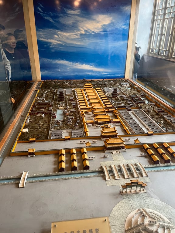 Like other traditional palaces, this model of the Presidential Palace consists of layered pavilions and offices with courtyards and ponds in between.