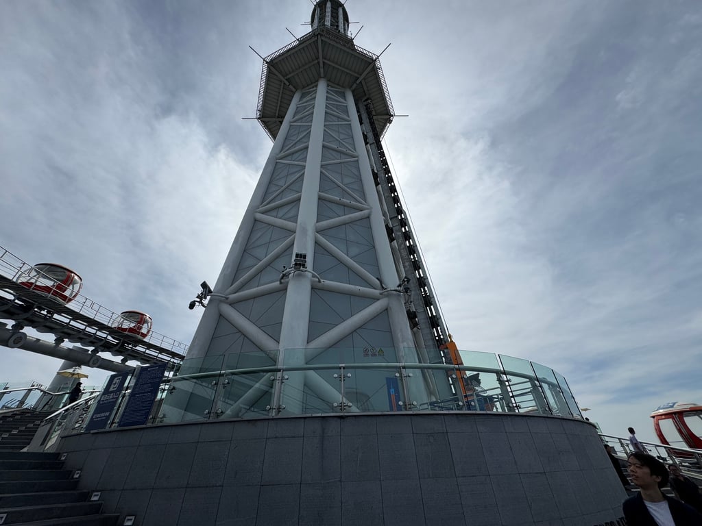 The most stunning aspect of the tower was that it hosts amusement rides on its roof! This is a Sky Drop, featuring a 100-foot drop 😲