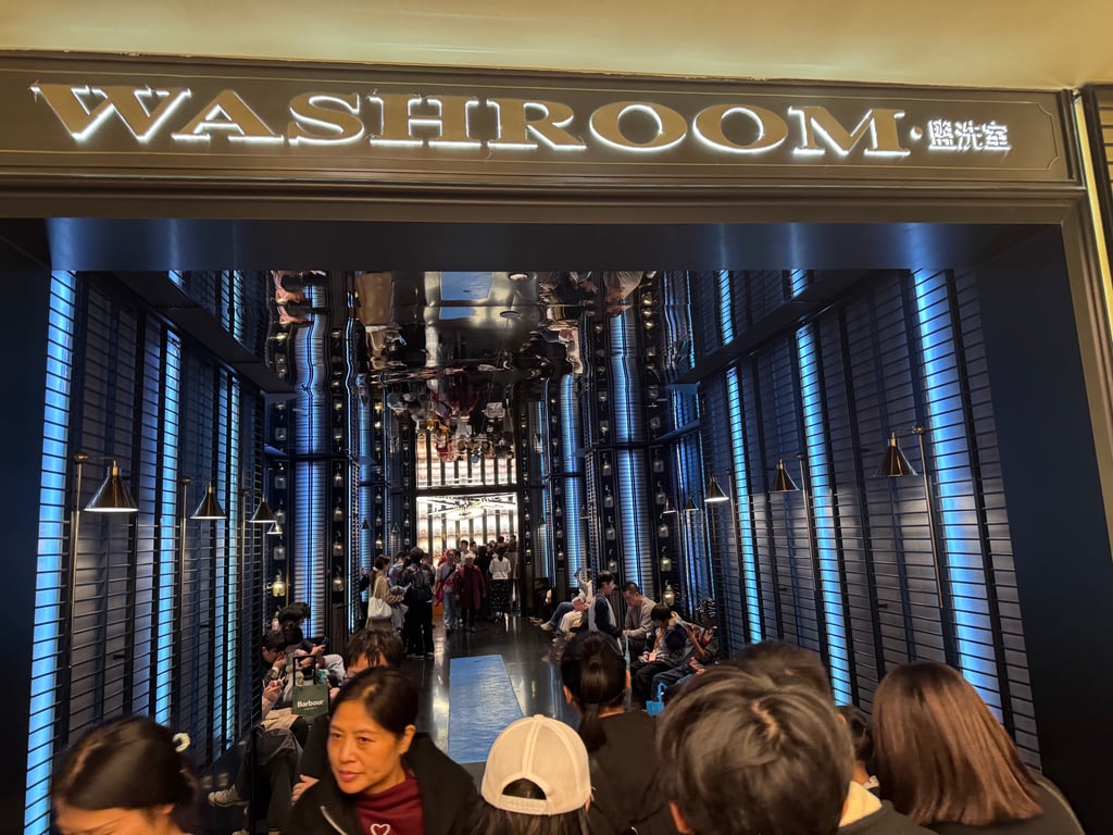 Golf-lounge themed washroom