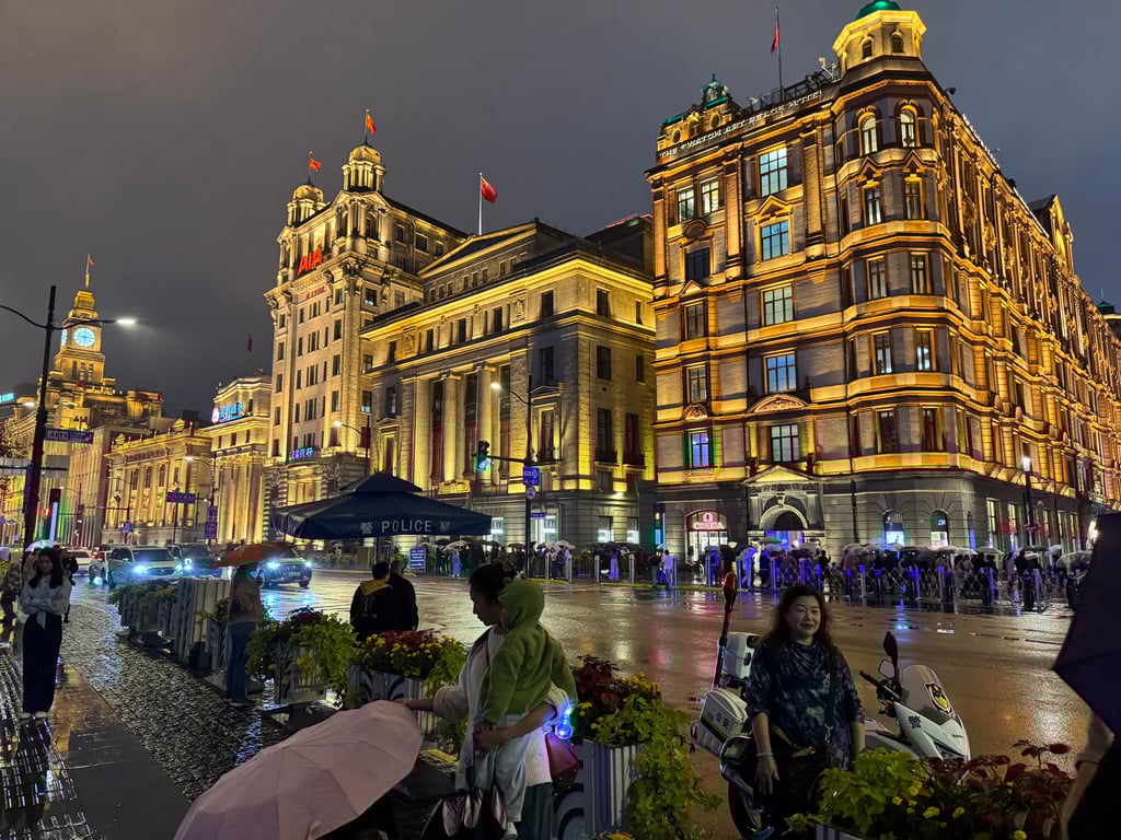 All around the Bund, buildings were lighted to accentuate their architectures.