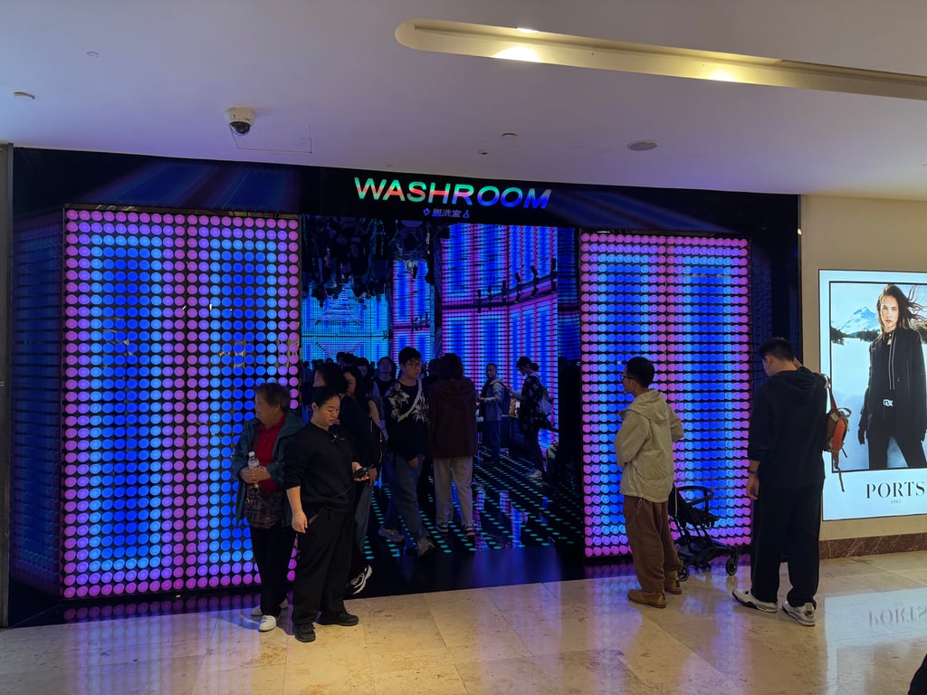 Disco lounge washroom