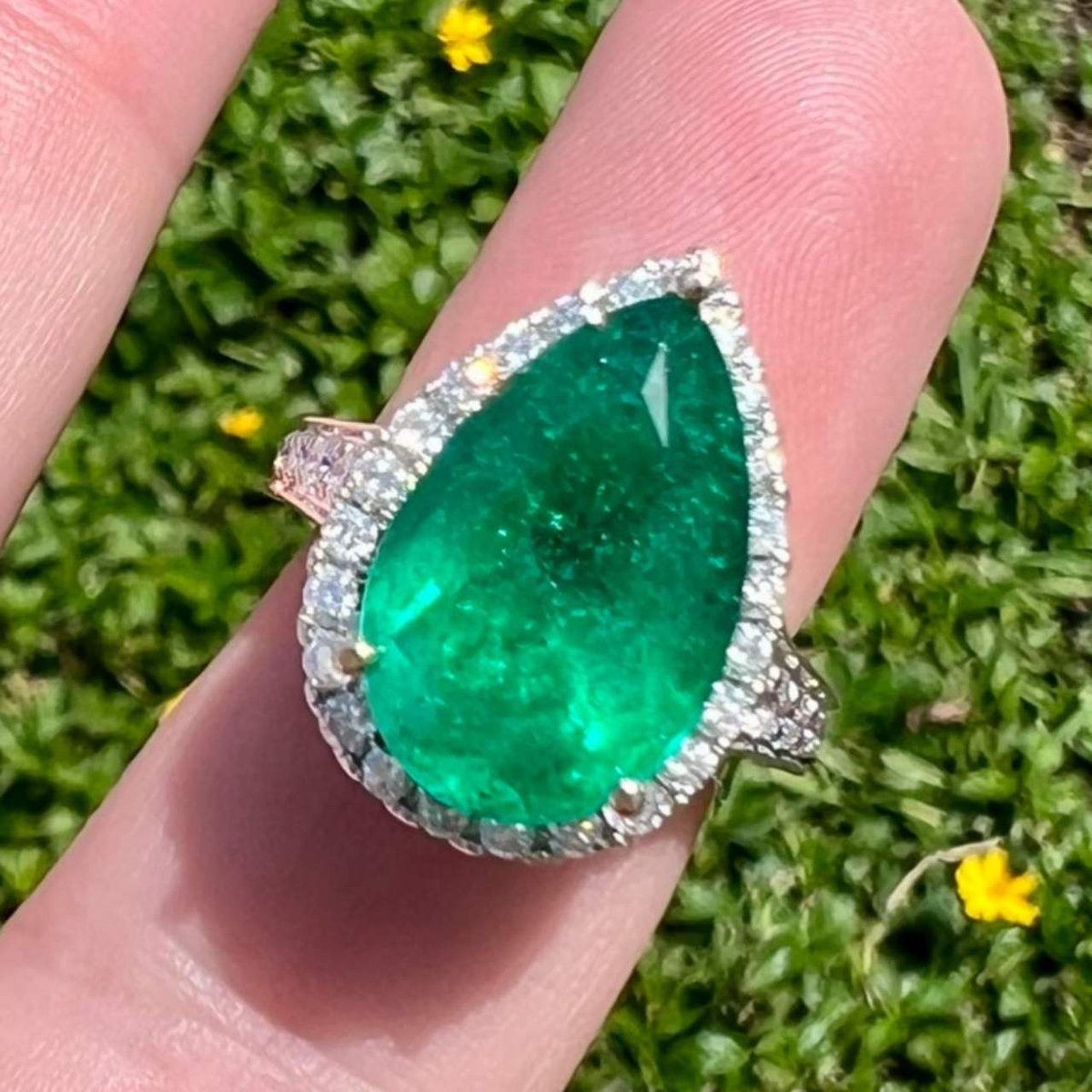 18K White Gold 5.59 Ct. Colombian Emerald Ring