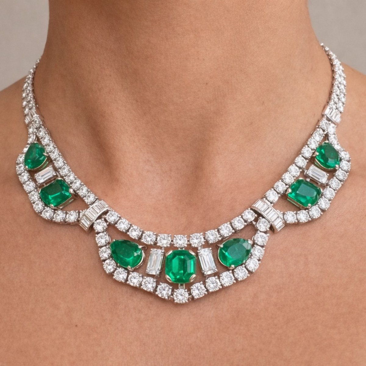 ALDAO 18K White Gold Gubelin & SSEF Certified Colombian Emerald and Diamond Necklace