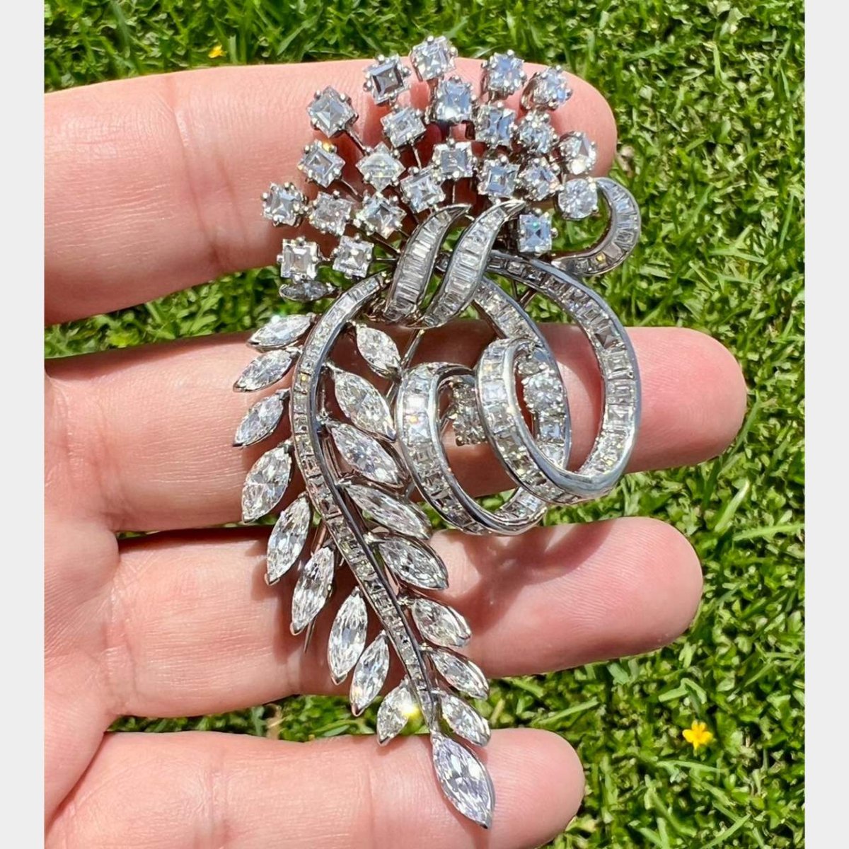 Art Deco Platinum 19.10 Ct. Diamond Brooch