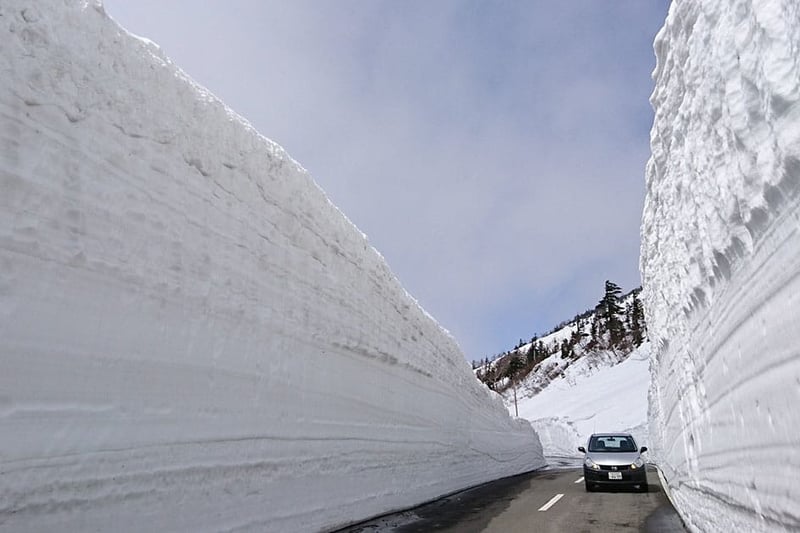 Hachimantai snow corridor