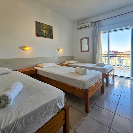 Triple Twin Room with Street View photo 2